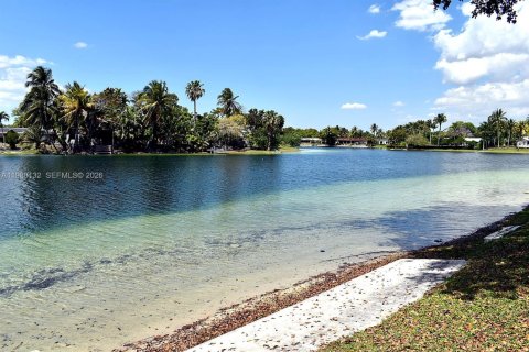 Купить таунхаус в Майами, Флорида 3 спальни, 140.28м2, № 2049015 - фото 9