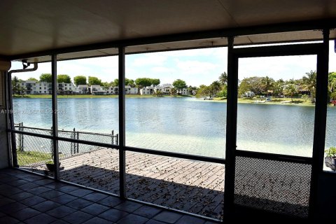 Купить таунхаус в Майами, Флорида 3 спальни, 140.28м2, № 2049015 - фото 8