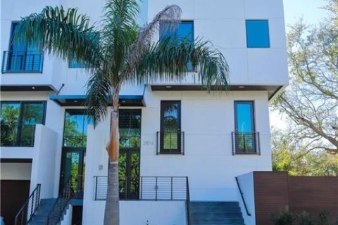 Townhouse in Tampa, Florida 3 bedrooms, 307.32 sq.m. № 2259105