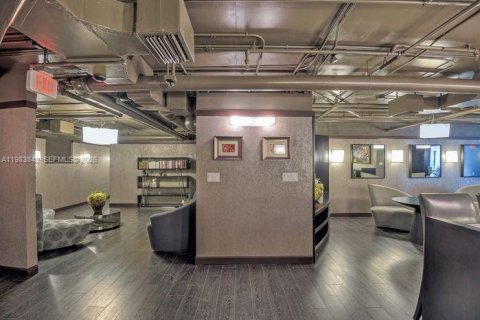 Condo in Hallandale Beach, Florida, 2 bedrooms  № 2052972 - photo 21