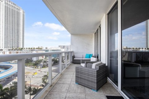 Condo in Hallandale Beach, Florida, 2 bedrooms  № 2052972 - photo 16