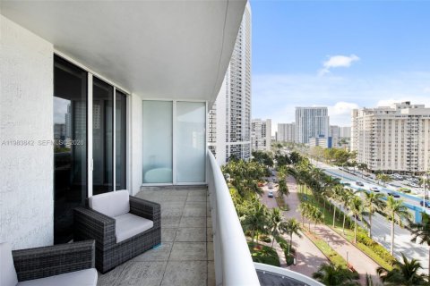 Condo in Hallandale Beach, Florida, 2 bedrooms  № 2052972 - photo 15