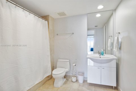 Condo in Hallandale Beach, Florida, 2 bedrooms  № 2052972 - photo 14