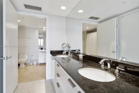 Condo in Hallandale Beach, Florida, 2 bedrooms  № 2052972 - photo 11