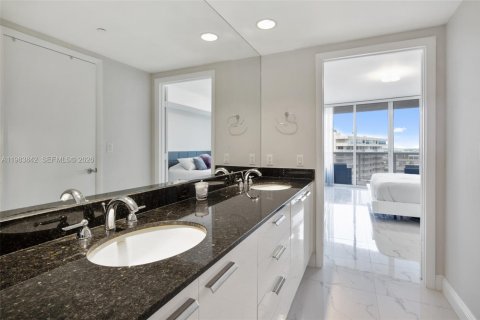 Condo in Hallandale Beach, Florida, 2 bedrooms  № 2052972 - photo 10