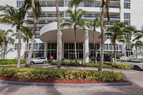 Condo in Hallandale Beach, Florida, 2 bedrooms  № 2052972 - photo 17