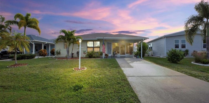 House in Port Charlotte, Florida 2 bedrooms, 108.6 sq.m. № 1628383