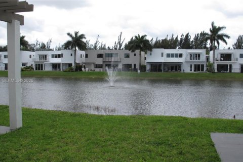 Villa ou maison à vendre à Doral, Floride: 6 chambres, 452.81 m2 № 2056982 - photo 2