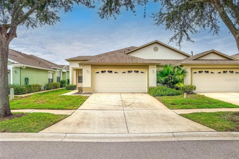 House in Land O' Lakes, Florida 2 bedrooms, 136.19 sq.m. № 2299611
