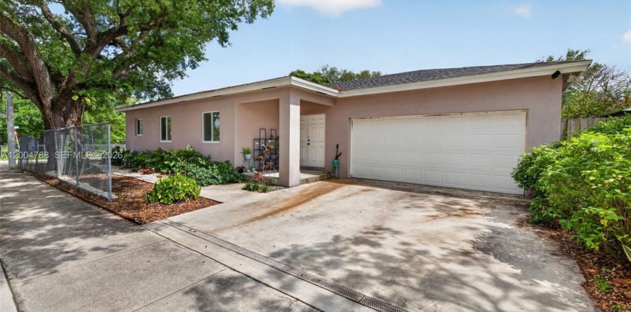 House in Fort Lauderdale, Florida 3 bedrooms, 164.44 sq.m. № 2069839