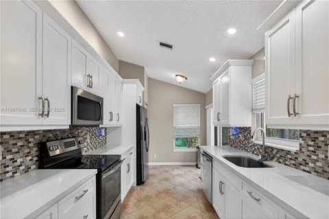 Купить виллу или дом в Корал-Спрингс, Флорида 3 спальни, 147.71м2, № 2068158 - фото 15