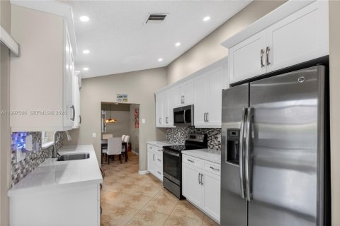 Купить виллу или дом в Корал-Спрингс, Флорида 3 спальни, 147.71м2, № 2068158 - фото 18