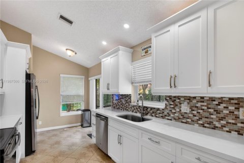 Купить виллу или дом в Корал-Спрингс, Флорида 3 спальни, 147.71м2, № 2068158 - фото 17