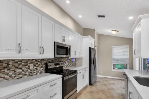 Купить виллу или дом в Корал-Спрингс, Флорида 3 спальни, 147.71м2, № 2068158 - фото 16