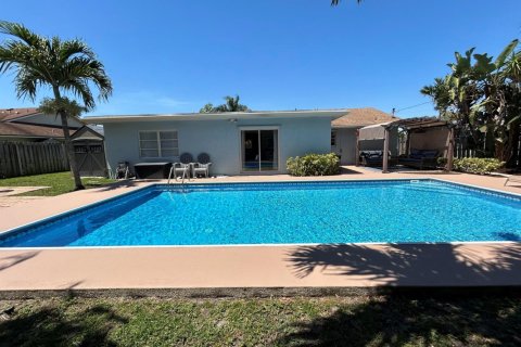 House in Boynton Beach, Florida 4 bedrooms, 179.67 sq.m. № 932673 - photo 1