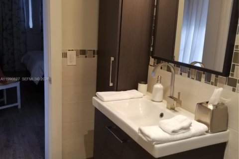 Condo in Bay Harbor Islands, Florida, 2 bedrooms  № 2058025 - photo 17