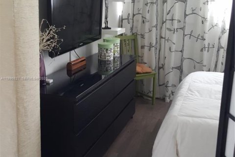 Condo in Bay Harbor Islands, Florida, 2 bedrooms  № 2058025 - photo 14