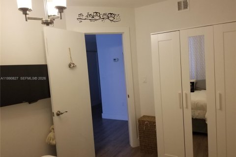 Condo in Bay Harbor Islands, Florida, 2 bedrooms  № 2058025 - photo 20