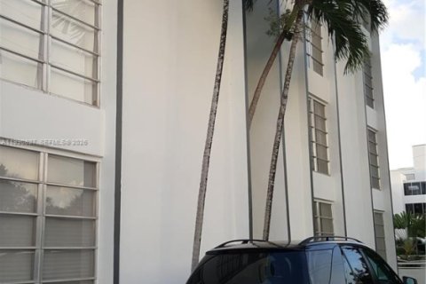 Condo in Bay Harbor Islands, Florida, 2 bedrooms  № 2058025 - photo 22