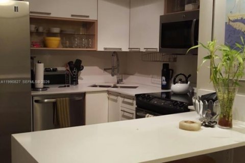 Condo in Bay Harbor Islands, Florida, 2 bedrooms  № 2058025 - photo 10