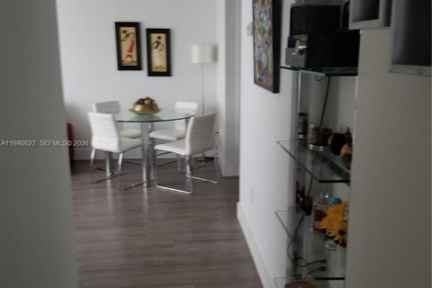 Condo in Bay Harbor Islands, Florida, 2 bedrooms  № 2058025 - photo 13