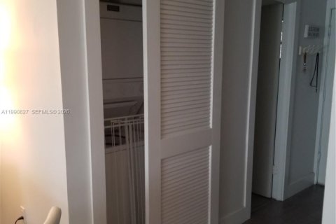 Condo in Bay Harbor Islands, Florida, 2 bedrooms  № 2058025 - photo 11