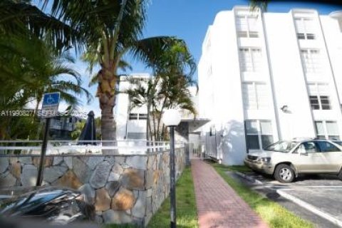 Condo in Bay Harbor Islands, Florida, 2 bedrooms  № 2058025 - photo 2