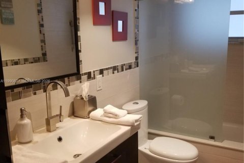 Condo in Bay Harbor Islands, Florida, 2 bedrooms  № 2058025 - photo 16