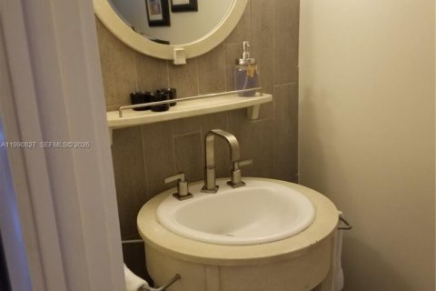 Condo in Bay Harbor Islands, Florida, 2 bedrooms  № 2058025 - photo 18