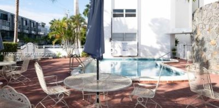 Condo in Bay Harbor Islands, Florida, 2 bedrooms  № 2058025