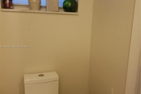 Condo in Bay Harbor Islands, Florida, 2 bedrooms  № 2058025 - photo 19