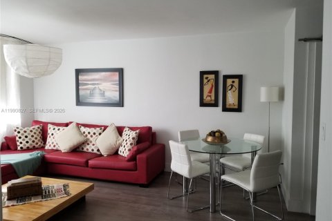 Condo in Bay Harbor Islands, Florida, 2 bedrooms  № 2058025 - photo 8