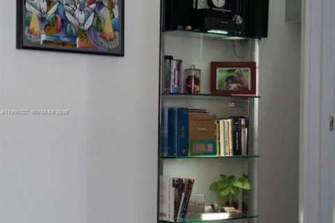 Condo in Bay Harbor Islands, Florida, 2 bedrooms  № 2058025 - photo 12