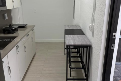 Immobilier commercial à louer à Cutler Bay, Floride: 1 chambre, 141.12 m2 № 2325300 - photo 4