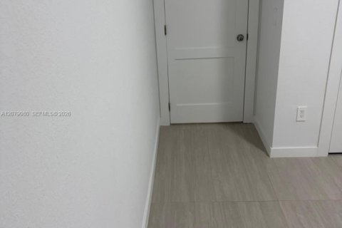 Immobilier commercial à louer à Cutler Bay, Floride: 1 chambre, 141.12 m2 № 2325300 - photo 10