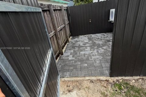 Immobilier commercial à louer à Cutler Bay, Floride: 1 chambre, 141.12 m2 № 2325300 - photo 2
