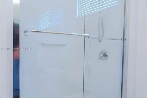 House in Miramar, Florida 3 bedrooms, 156.45 sq.m. № 2015460 - photo 10