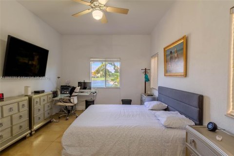 House in Miramar, Florida 3 bedrooms, 156.45 sq.m. № 2015460 - photo 8