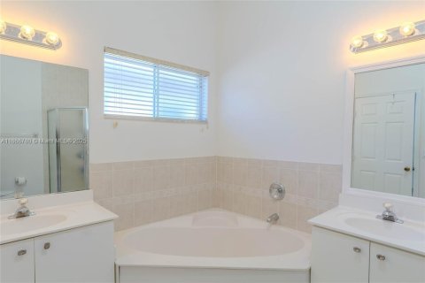 House in Miramar, Florida 3 bedrooms, 156.45 sq.m. № 2015460 - photo 7