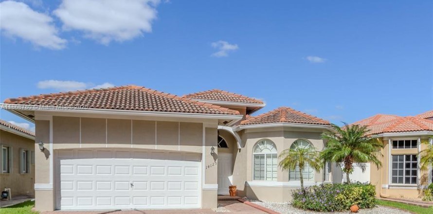 House in Miramar, Florida 3 bedrooms, 156.45 sq.m. № 2015460