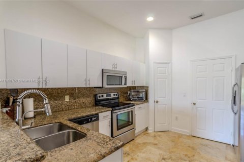 House in Miramar, Florida 3 bedrooms, 156.45 sq.m. № 2015460 - photo 18