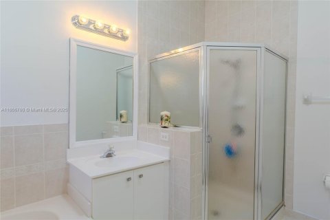 House in Miramar, Florida 3 bedrooms, 156.45 sq.m. № 2015460 - photo 6