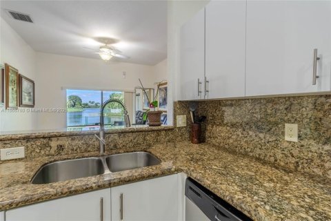 House in Miramar, Florida 3 bedrooms, 156.45 sq.m. № 2015460 - photo 21