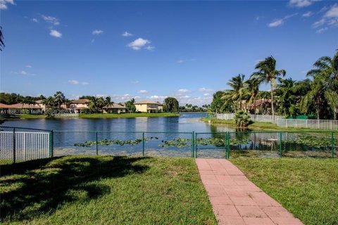 House in Miramar, Florida 3 bedrooms, 156.45 sq.m. № 2015460 - photo 5