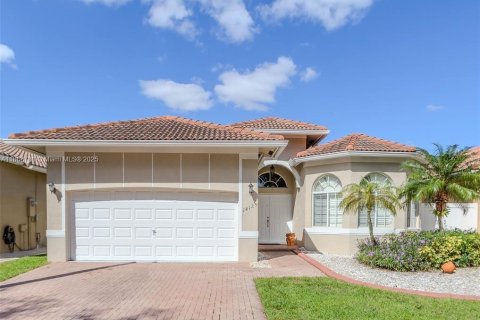 House in Miramar, Florida 3 bedrooms, 156.45 sq.m. № 2015460 - photo 2