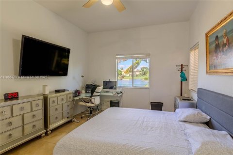 House in Miramar, Florida 3 bedrooms, 156.45 sq.m. № 2015460 - photo 9