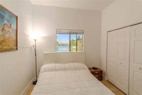 House in Miramar, Florida 3 bedrooms, 156.45 sq.m. № 2015460 - photo 12