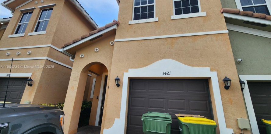 Adosado en Homestead, Florida 3 dormitorios, 160.81 m2 № 1952055