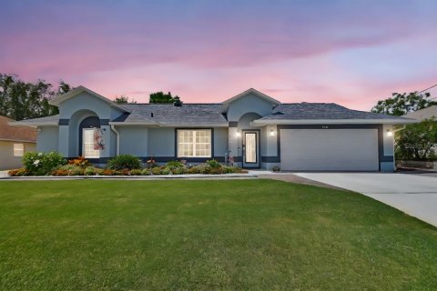 House in Deltona, Florida 4 bedrooms, 190.45 sq.m. № 1816677 - photo 1