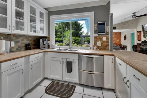 House in Deltona, Florida 4 bedrooms, 190.45 sq.m. № 1816677 - photo 4
